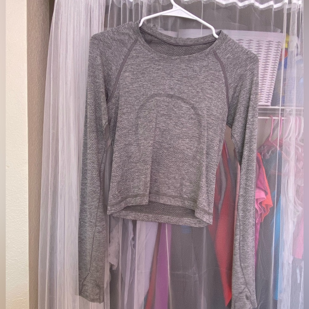 Size 4 Lululemon swiftly tech long sleeve